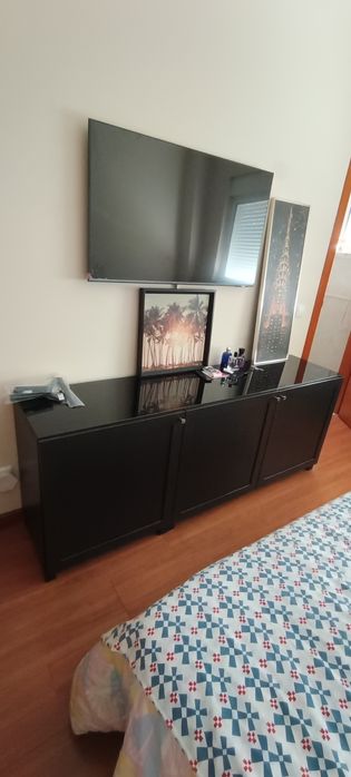 Aparador BESTA IKEA com vidro preto
