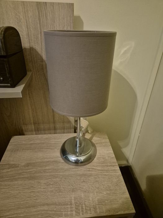 Cama de casal com mesinha