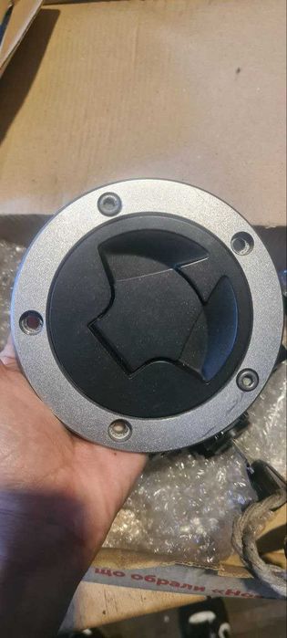 Продам замок зажигания+крышка бака Kawasaki