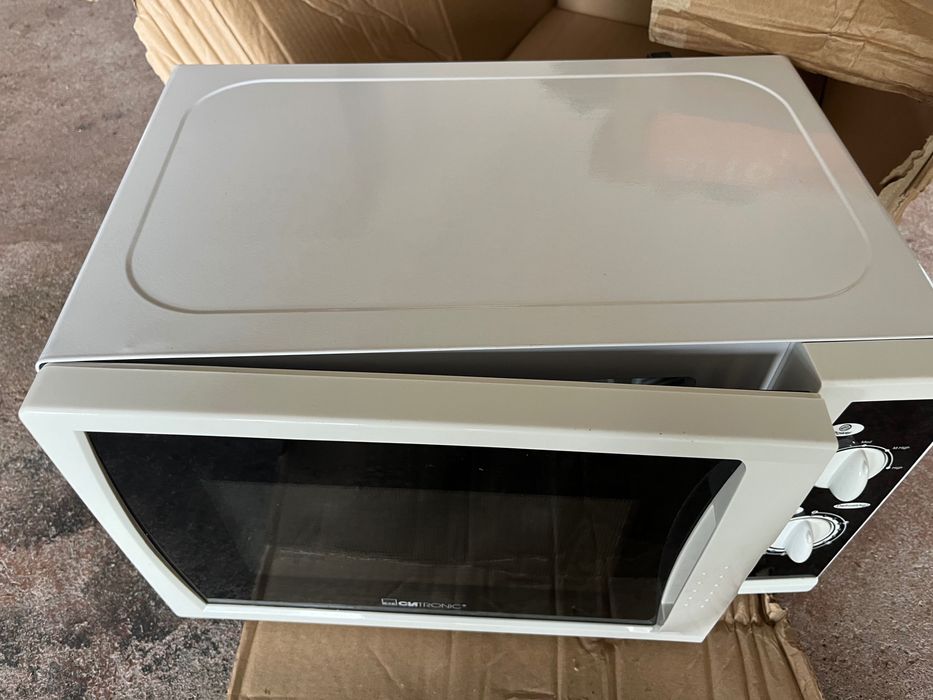 Microondas preto e branco