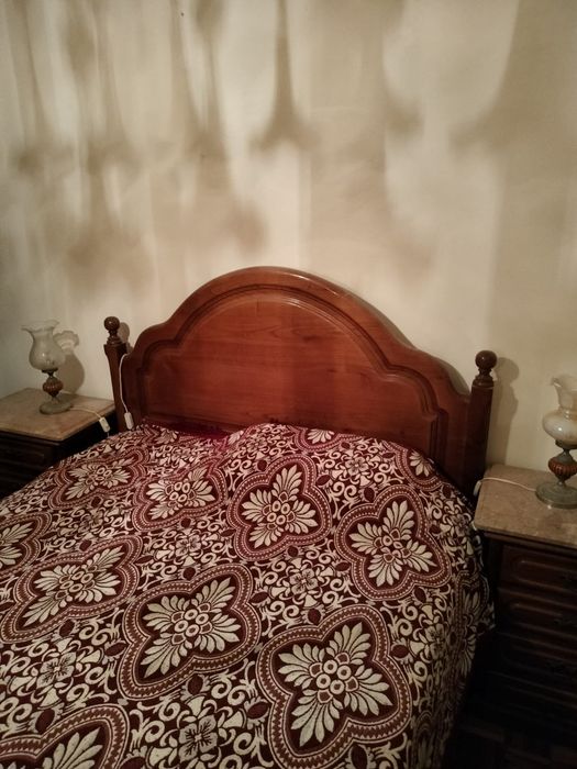 Quarto com roupeiro, cama e cómoda