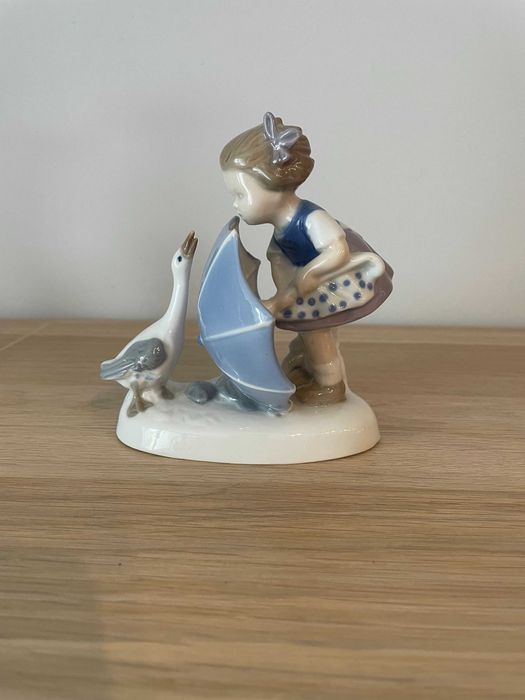 Porcelanowa figurka dziecko z kaczką - sygnowana
