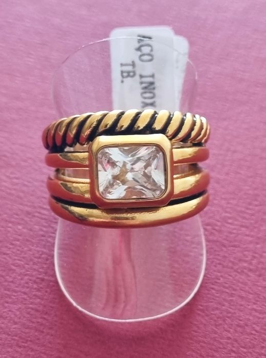 Anel dourado, em aço, com ponto de luz retangular. T20