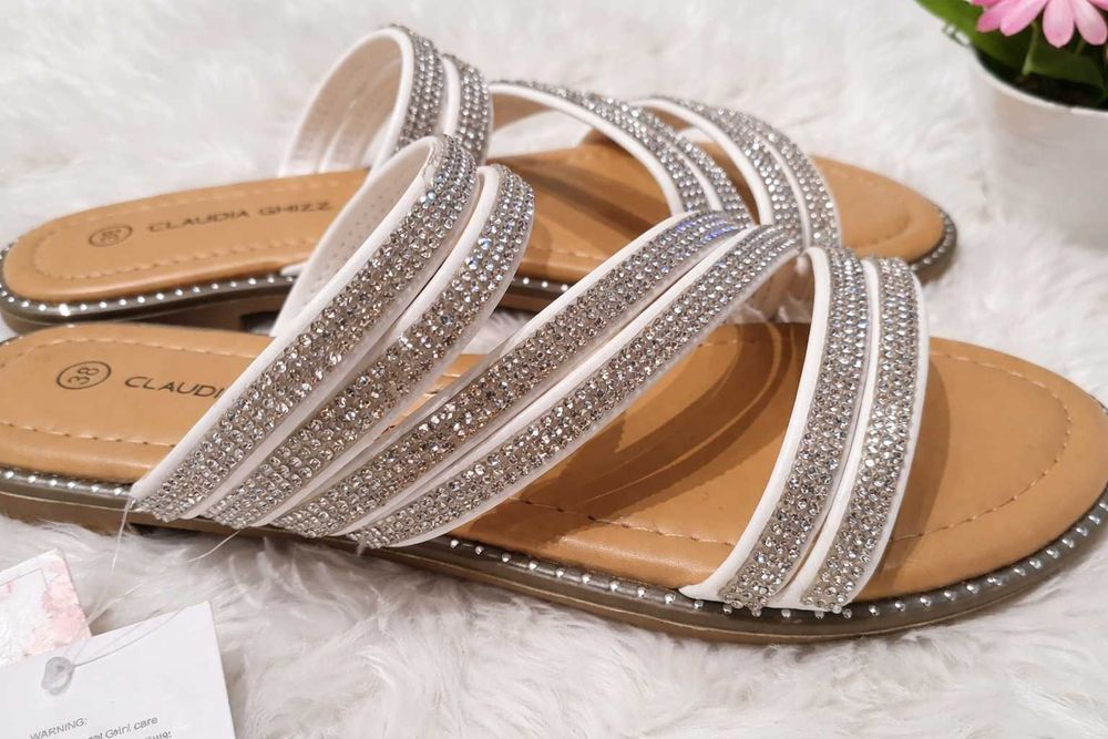 Claudia Ghizzani – eleganckie sandały klapki z cyrkoniami
