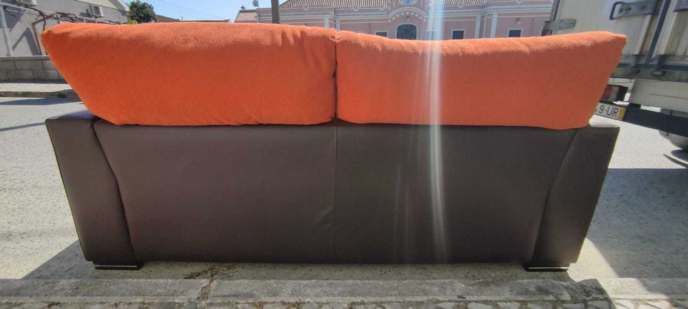 Sofá moderno castanho e laranja de 3 lugares