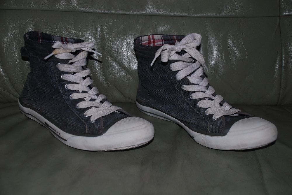 Trampki House. r. 44