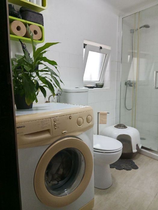 Quarto individual para arrendar em casa partilhada com residente