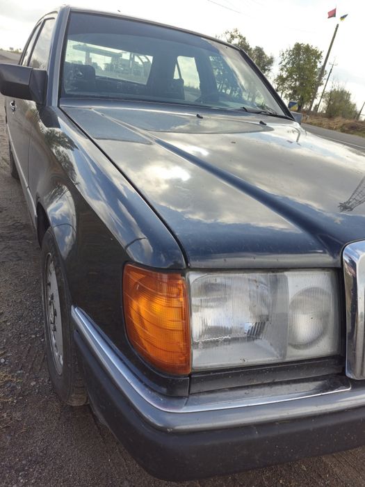 Mercedes w124 в кузові седан 1992 року випуску