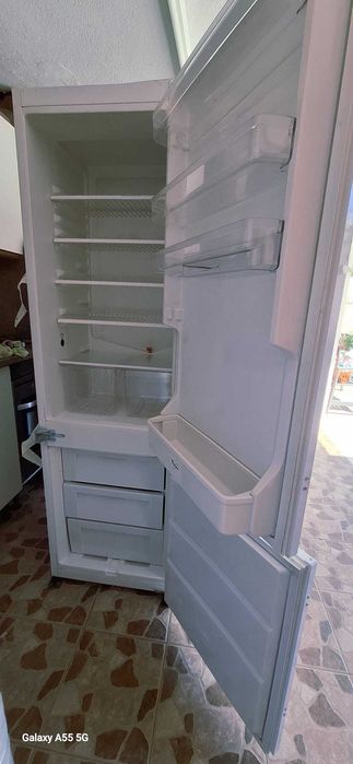 Cozinha branca com armarios e gavetas.