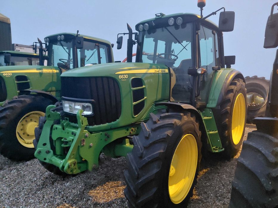 John Deere 6630,  6830