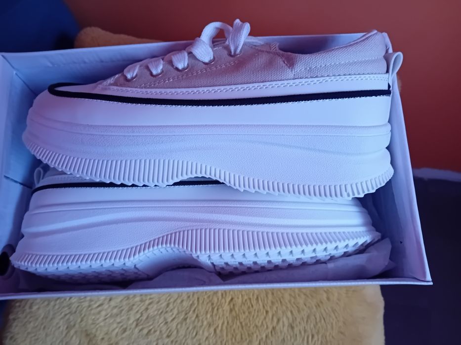 Nowe sneakery rozmiar 39