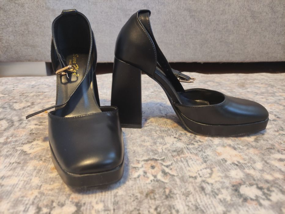 Czarne buty na czarnym grubym słupku rozmiar 39