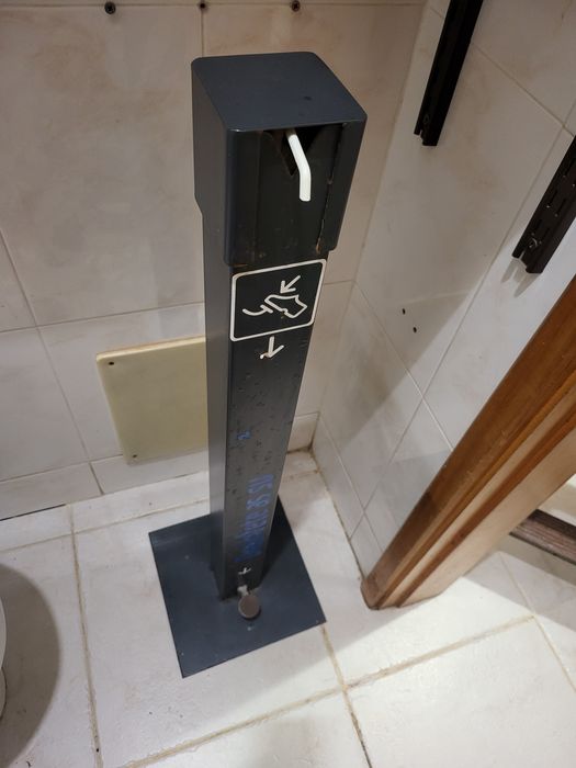 Dispensador de álcool gel com pedal