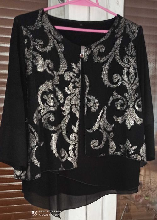 Korygująca, wielowarstwowa bluzka damska ze srebrnym wzorem.