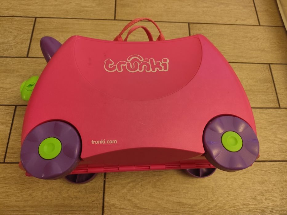 Продам детский чемодан trunki