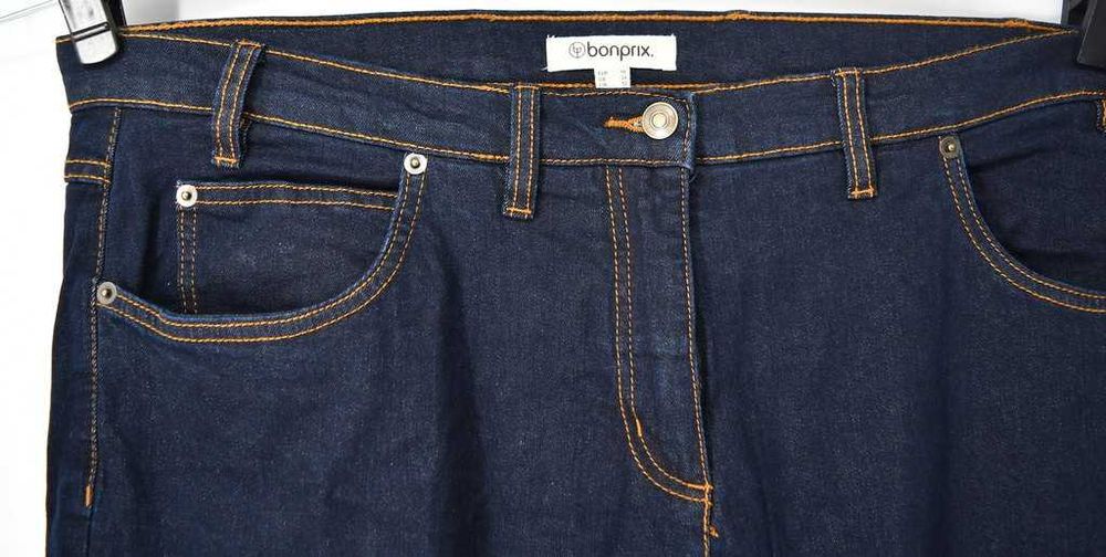Granatowe jeansy z prostymi nogawkami Bonprix 50