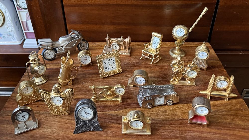 Kolekcja 110 miniaturowych zegarków kolekcjonerskich