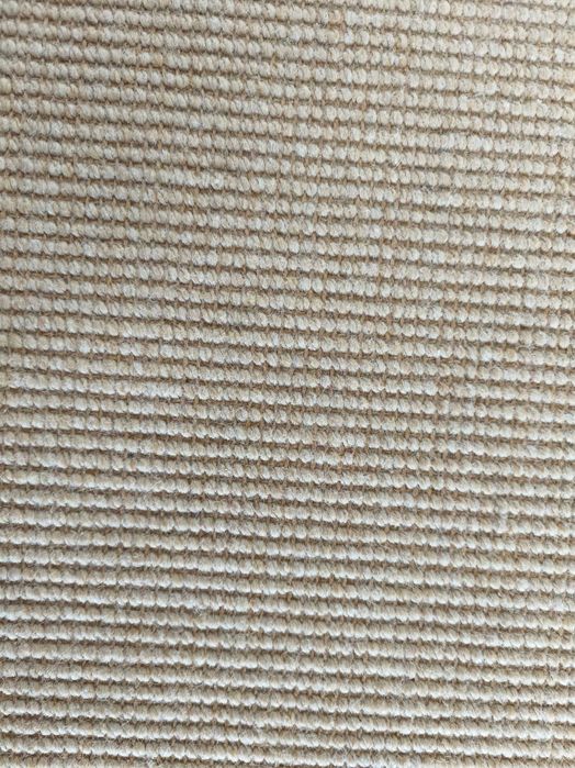 Carpete usada,  com 1,60 m por 1,40 m .