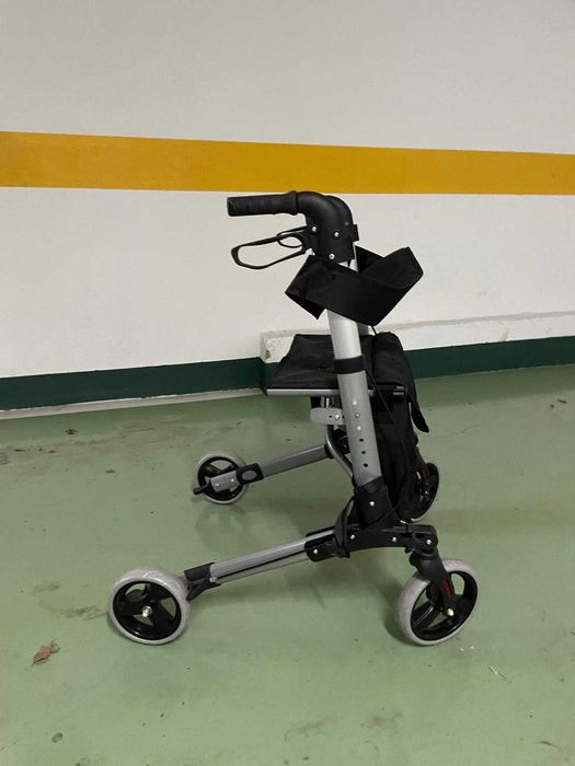 Andarilho com rodas e assento