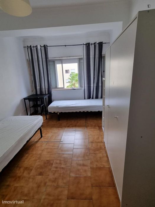 Quarto - localizado em Amadora Lisbon