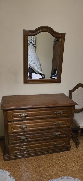 Comoda com espelho, mesas de cabeceira e 3 cadeiras de quarto