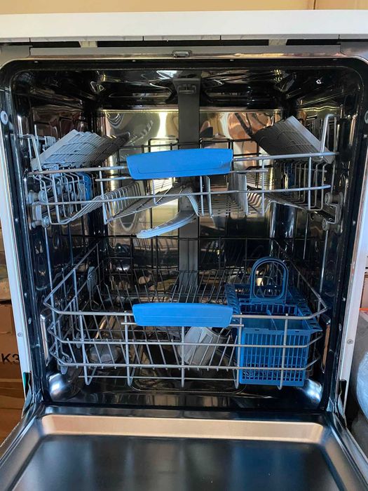 Máquina de Lavar Loiça Indesit – Muito Bom Estado