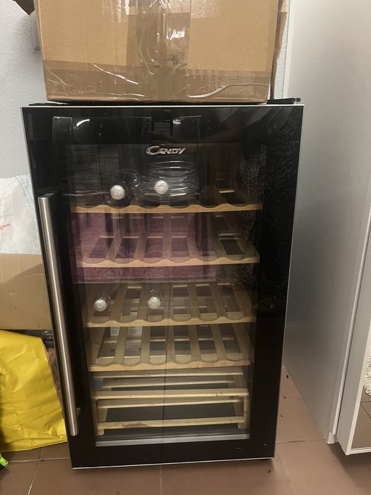 Frigobar para bebidas/ adega mini. Tem de mandar arranjar, fio esta com mal contato.