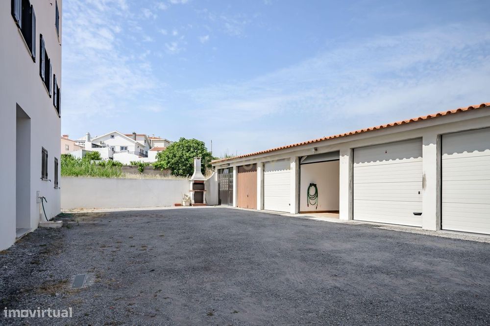 T2 com Garagem a poucos minutos da Praia da Areia Branca | Espaço, Luz