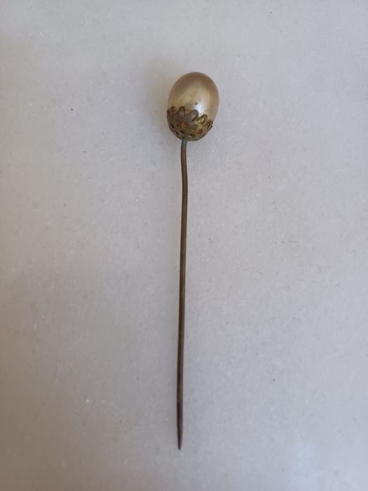 Brinco, alfinete e medalhinha