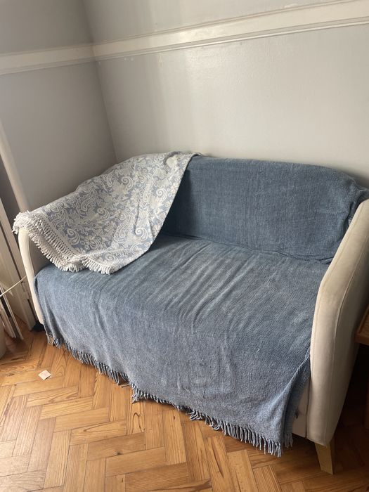 Sofa dupla com manta