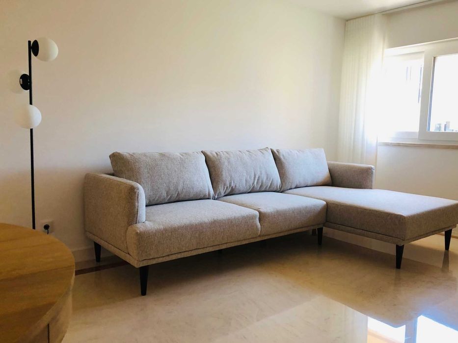 Sofá, em tons bege, com chaise long em bom estado