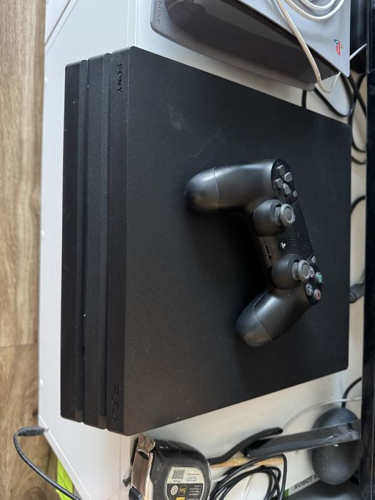 PS4 Pro 1TB + 2 gry