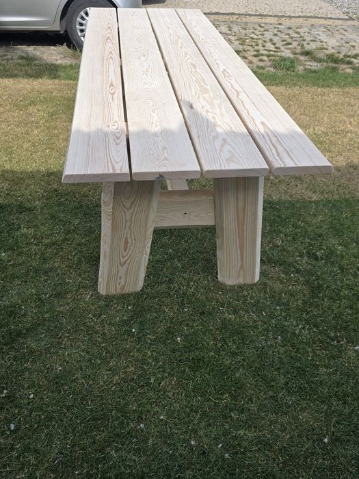 Stół ogrodowy z litego drewna – solidny i stylowy