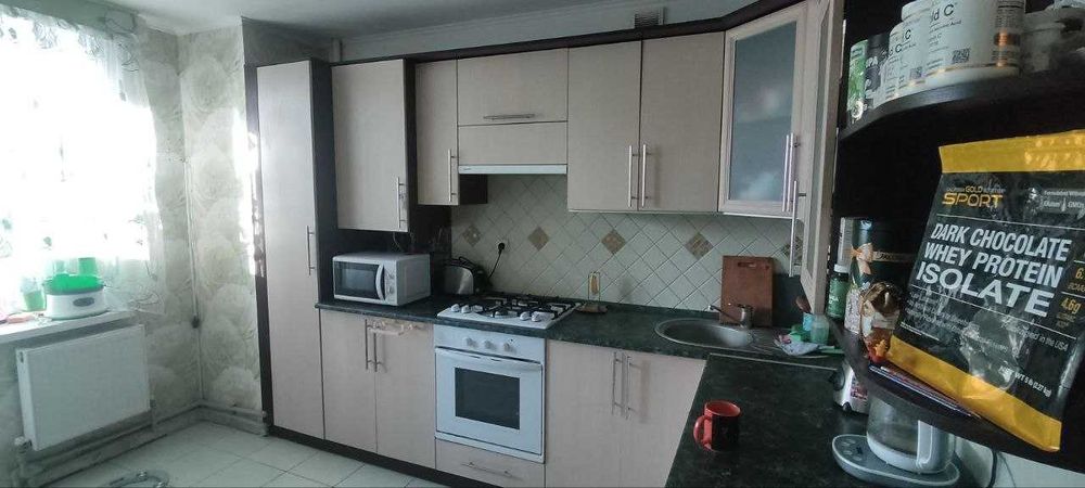 Продається 2-х кімнатна квартира з Аавтономним опаленням, великогабаритна, біля набережної Рошен, з меблями та технікою, стан добрий поверх ліквідний