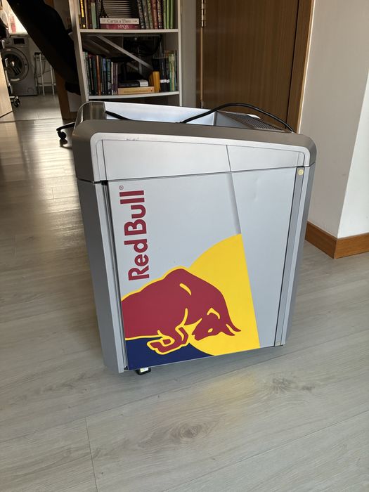 Mini Frigorífico Red Bull Original – Para Reparação – 100 € Fixo