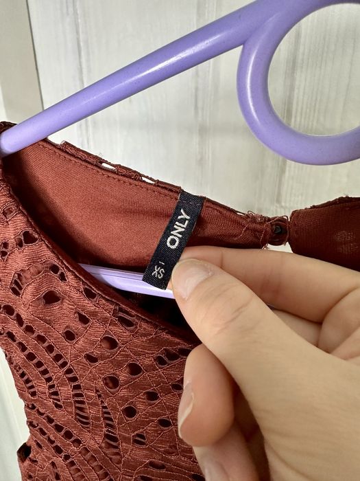 Koronkowa sukienka mini ONLY – rdzawa/ceglasta, rozmiar XS