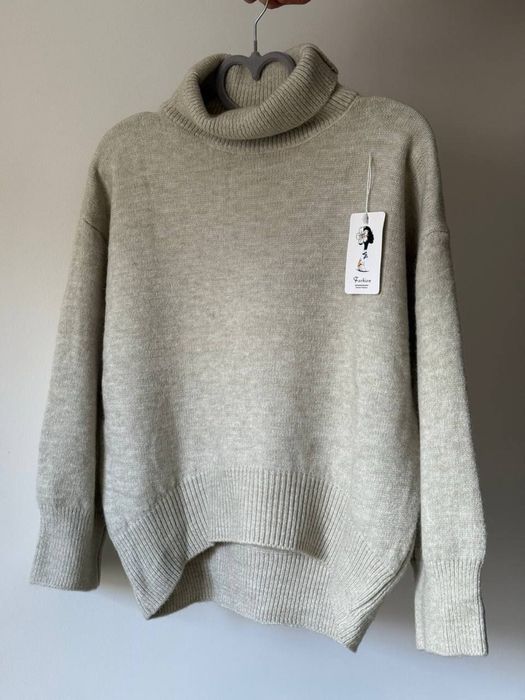 Теплий стильний светр кофта