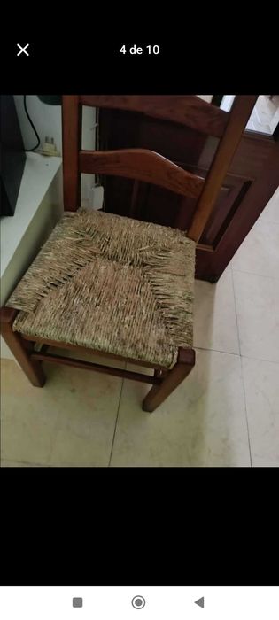 Cadeira de madeira com assento em corda
