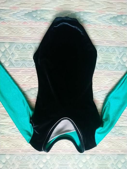 Спортивний купальник довгий рукав на 6-8 років