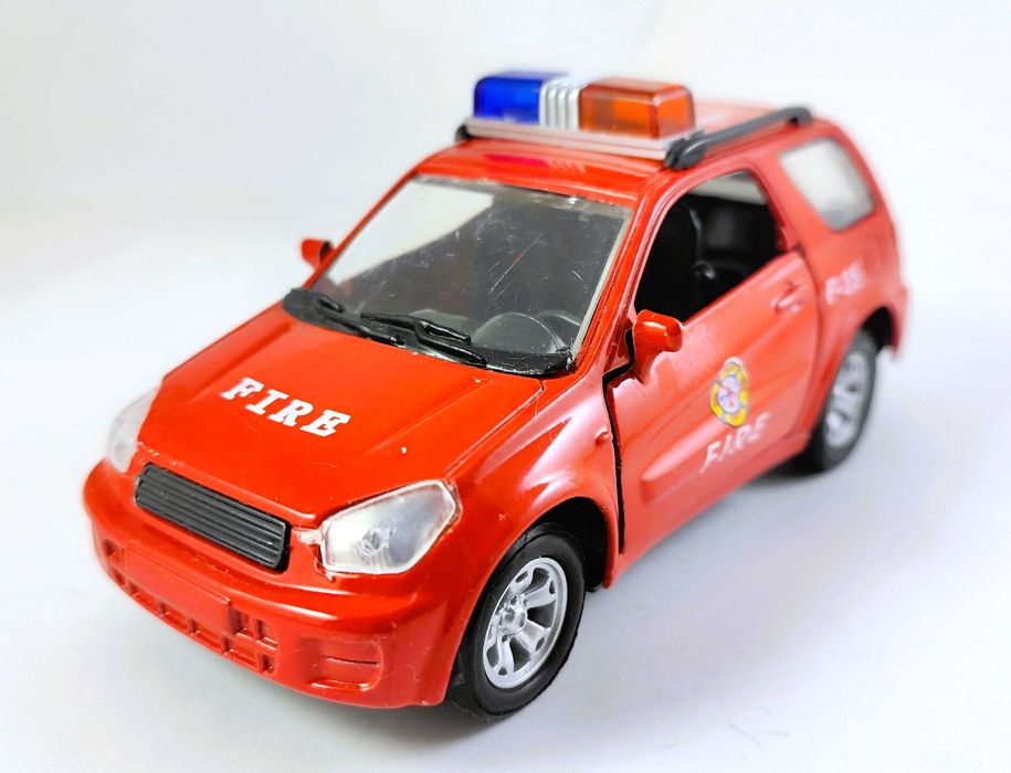 Коллекционная игрушечная машинка Toyota RAV4 в ливрее пожарной службы.
