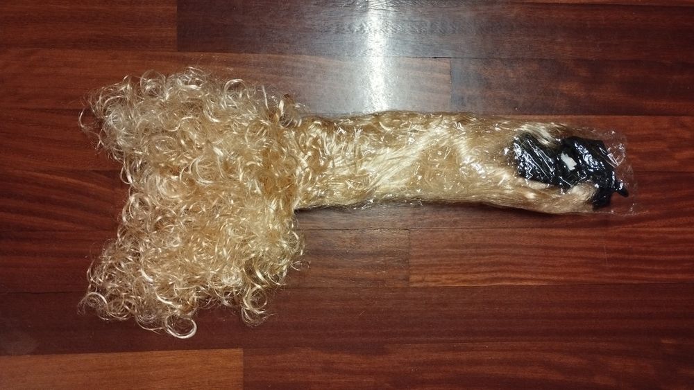 Carnaval: 2 máscaras e 1 peruca, não usadas