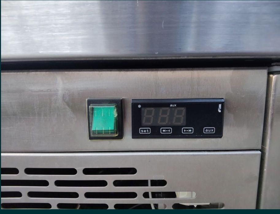 Stół chłodniczy 3drzwiowy blat ASCOBLOC z blatem roboczym.