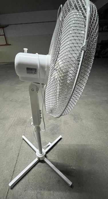 Vendo Ventoinha de pé Qilive, pouco usada.