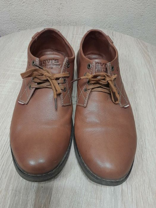 Чоловічі кожані туфлі 41 розміру виробника Levi's Strauss