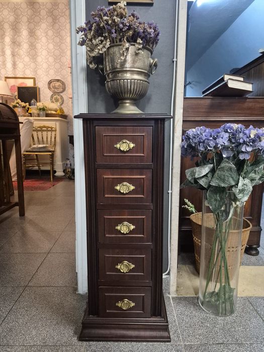 Gaveteiro em madeira maciça estilo clássico.