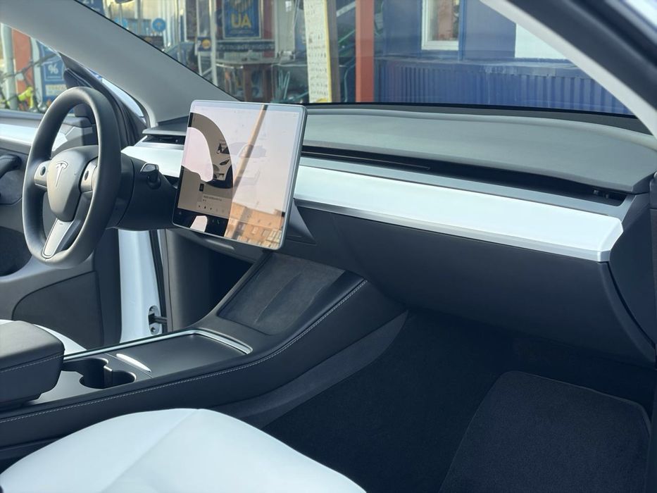 Tesla Model Y 2024 року