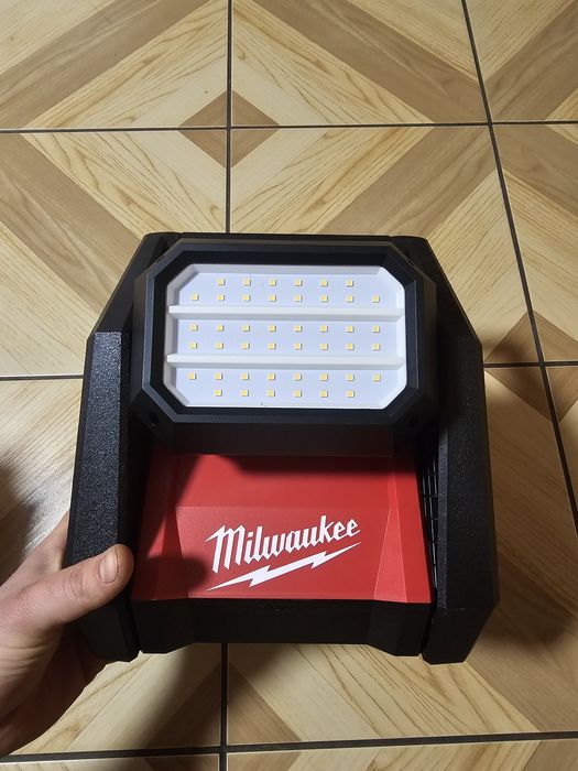 Lampa strefowa przenośna  podłogowa robocza  Milwaukee HOAL ( 2366-20