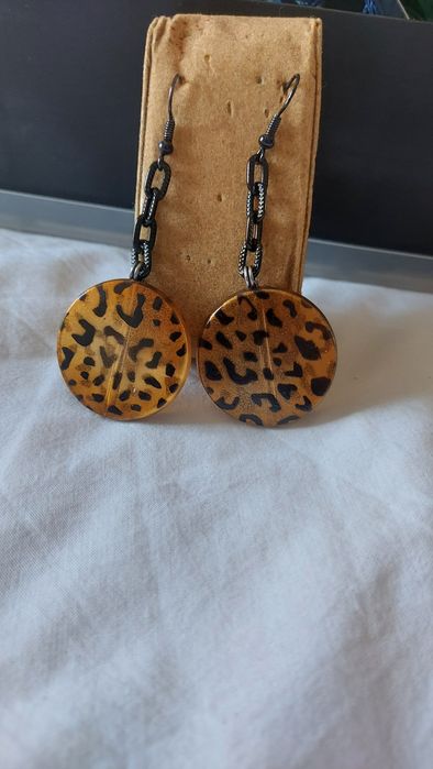 Brincos usados uma vez