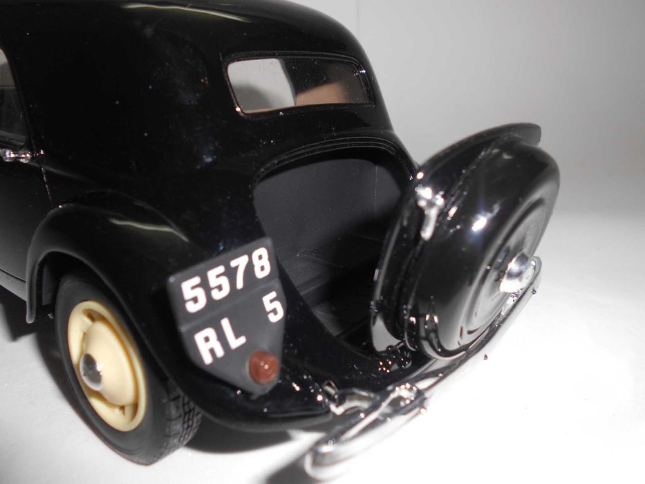 Miniatura de Coleção CITROEN TRACTION 11 B 1938 escala 1.18