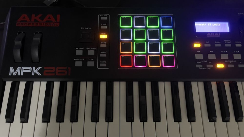 Akai Professional MPK261 – Teclado MIDI 61 Teclas, 16 Pads, Controlador USB